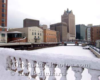Photograph of Snowy Milwaukee River from www.MilwaukeePhotos.com (C) Ian Pritchard